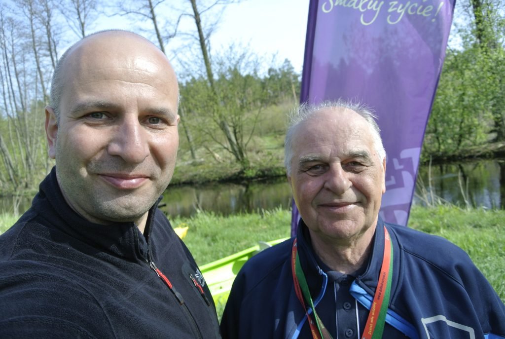 Marek Pomietło po lewej i Józek Tworek - autor przewodnika "Kajakiem po Bugu" to przewodnik turystyczny po granicznym odcinku Bugu i jego lewobrzeżnych dopływach.
